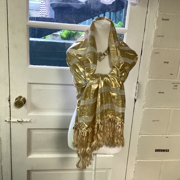 GOLD. VINTAGE SHAWL. BLING !!! STUNNING ITEMGOLD LAME ‘ BLING !!!!